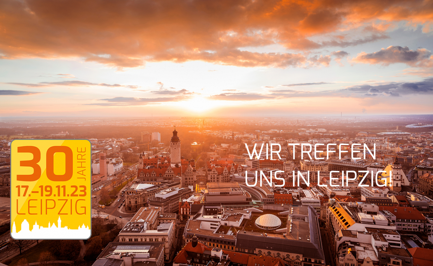 Veranstaltungsgrafik des Deutschen Reiserings zum 30-jährigen Jubiläum – Luftbild von Leipzig bei Sonnenuntergang mit Schriftzug „Wir treffen uns in Leipzig!" und Datum 17.–19.11.23