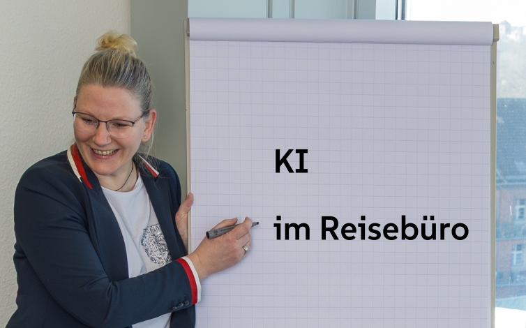 Lächelnde Frau beschriftet ein Flipchart mit der Aufschrift „KI im Reisebüro" – Künstliche Intelligenz im Reisebüro